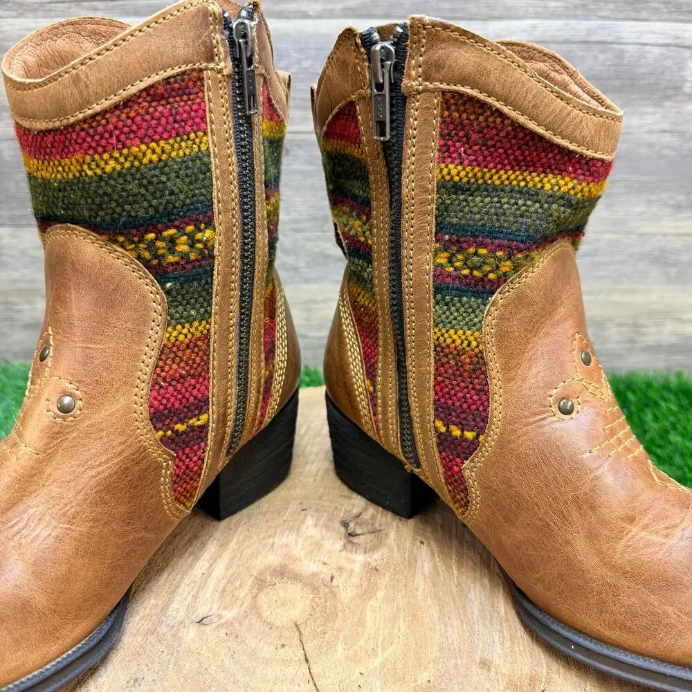 Born Women - Size 6.5 - Tan Tapestry Ankle Zipper Boots MOE3 - Picture 3 of 9